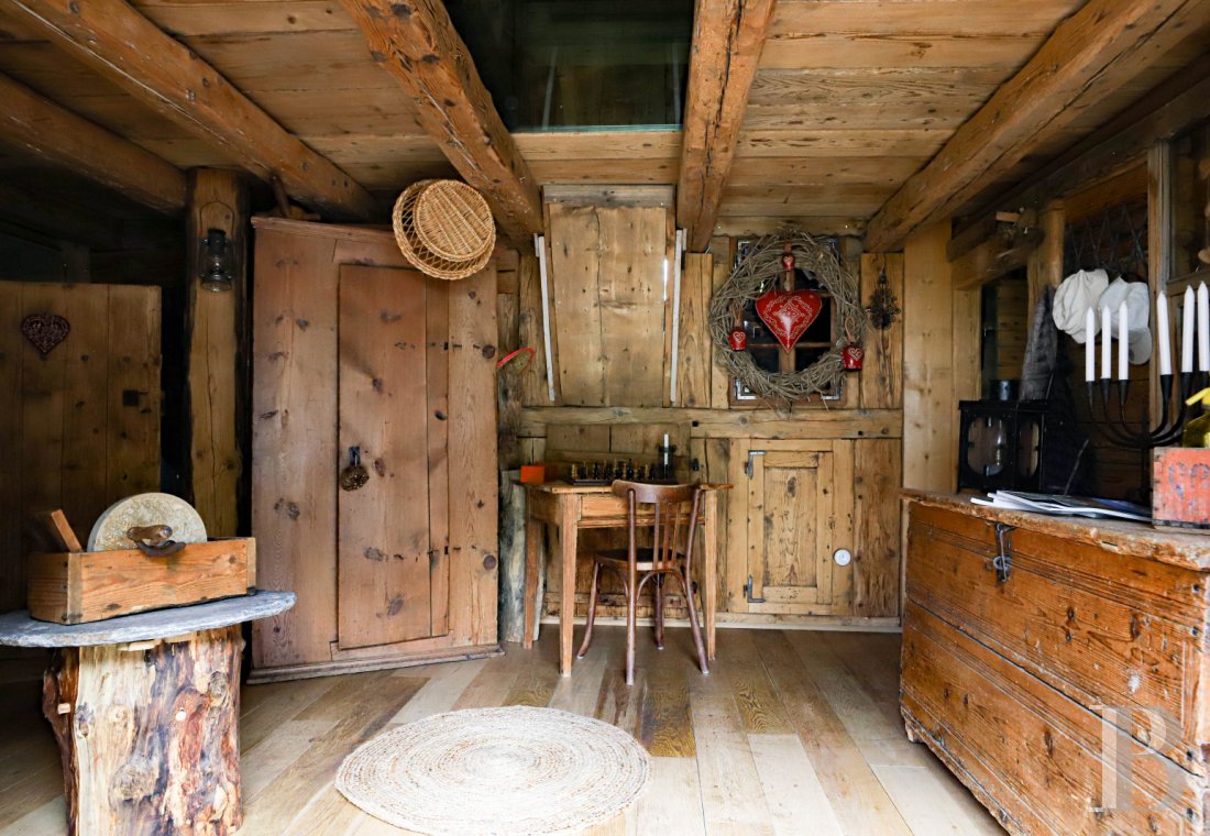 En Haute-Savoie, non loin de Morzine, une grange chalet traditionnelle en plein alpage - photo  n°14